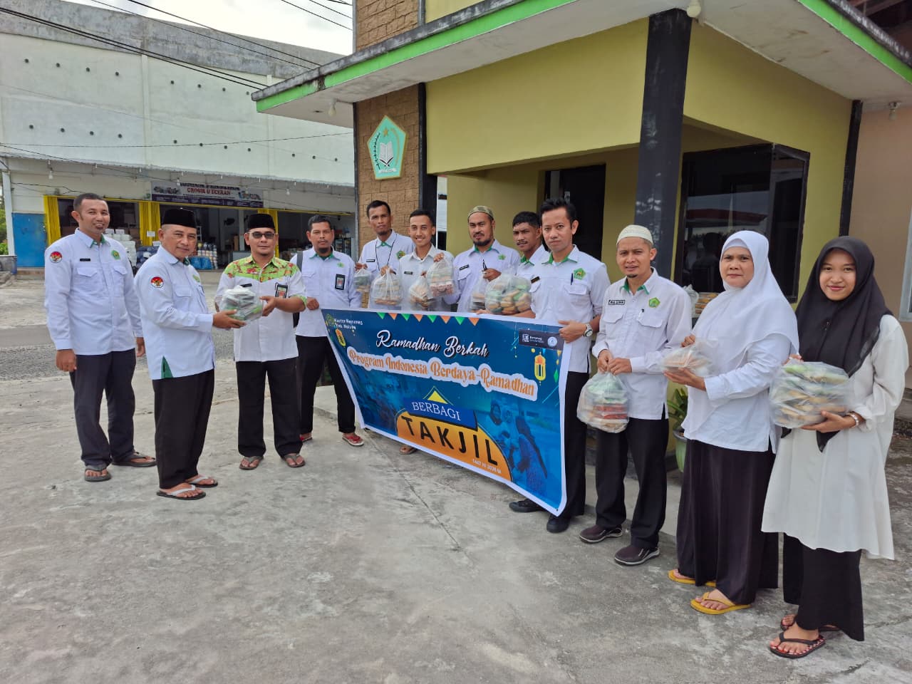 Semangat Berbagi di Bulan Ramadan, Kemenag Natuna Salurkan Lebih dari 400 Paket Takjil